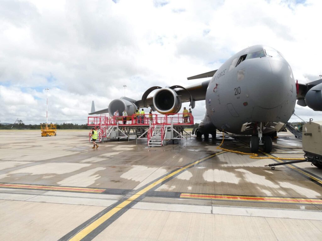 C-17A engine maintenance platform